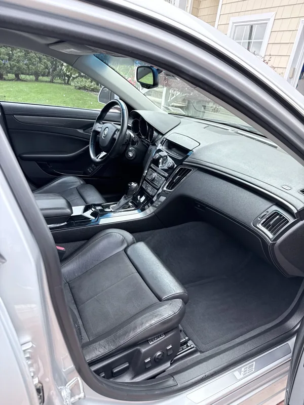 Cadillac CTS-V front cabin detail